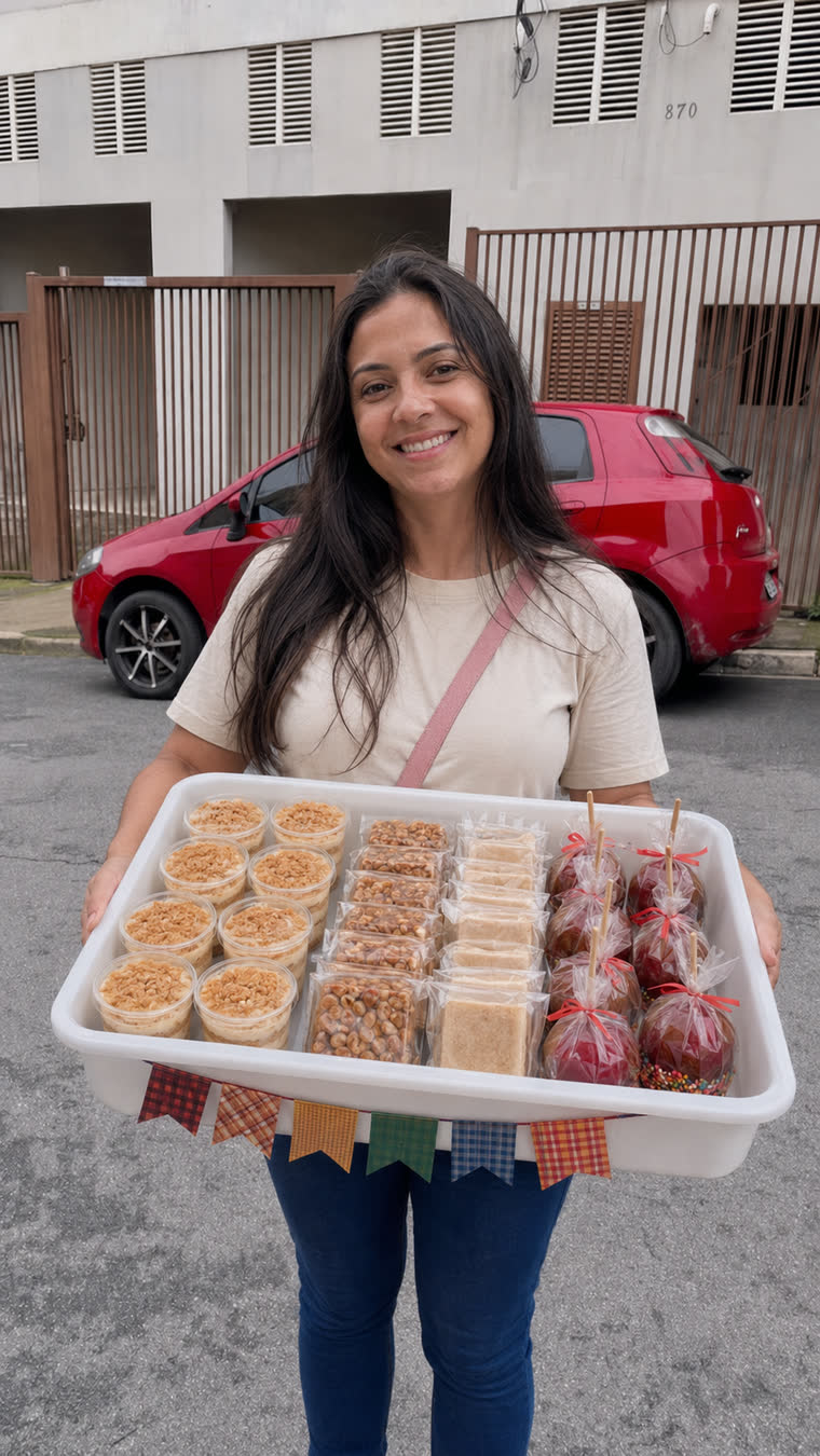 Bruna segurando uma bandeja de doces de arraiá